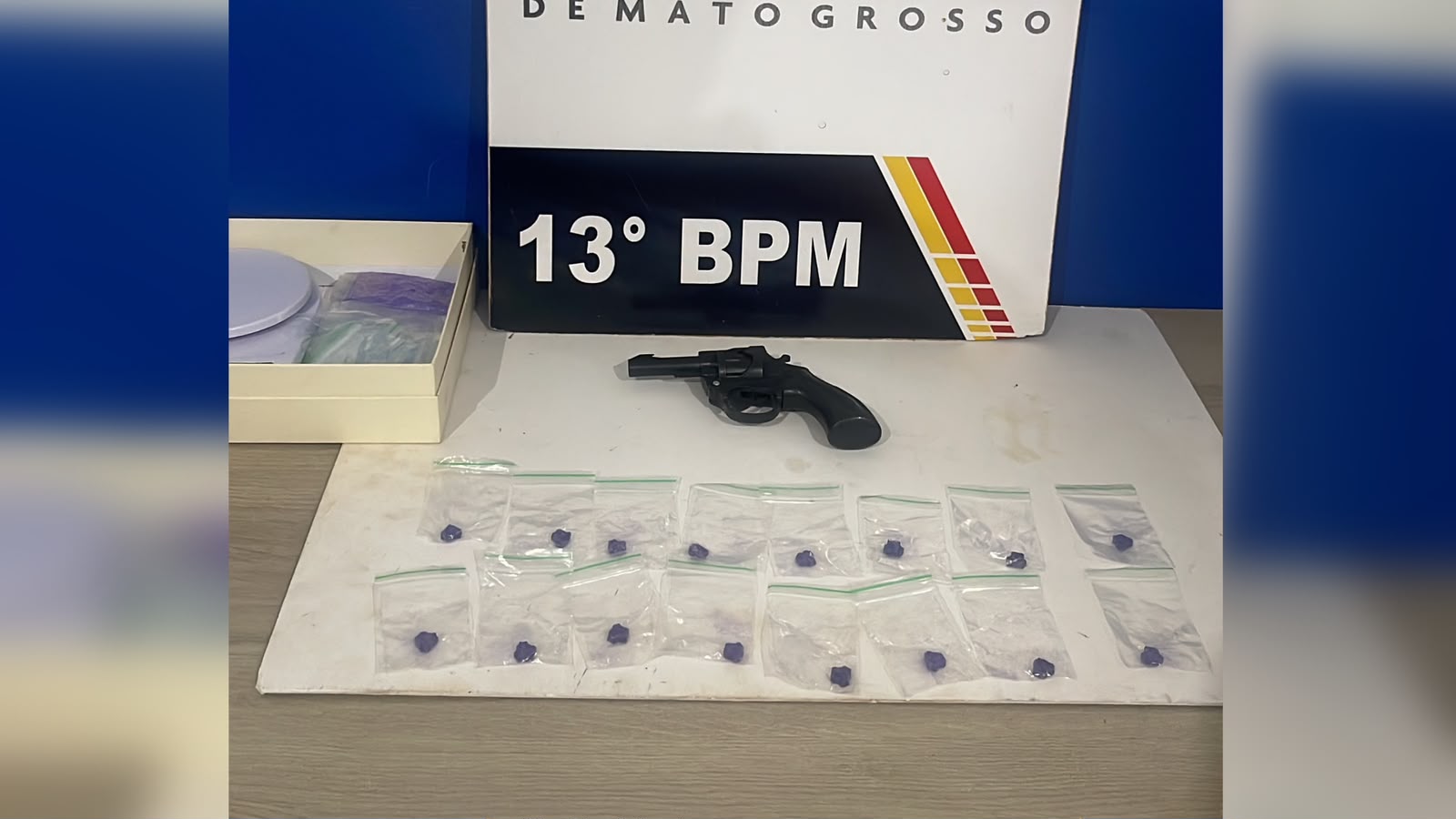 Abordagem por uso de chinelo revela drogas e simulacro em Lucas do Rio Verde
