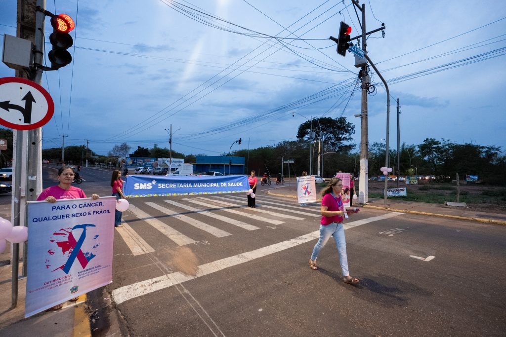 Ação educativa em semáforo alerta motoristas em Rondonópolis