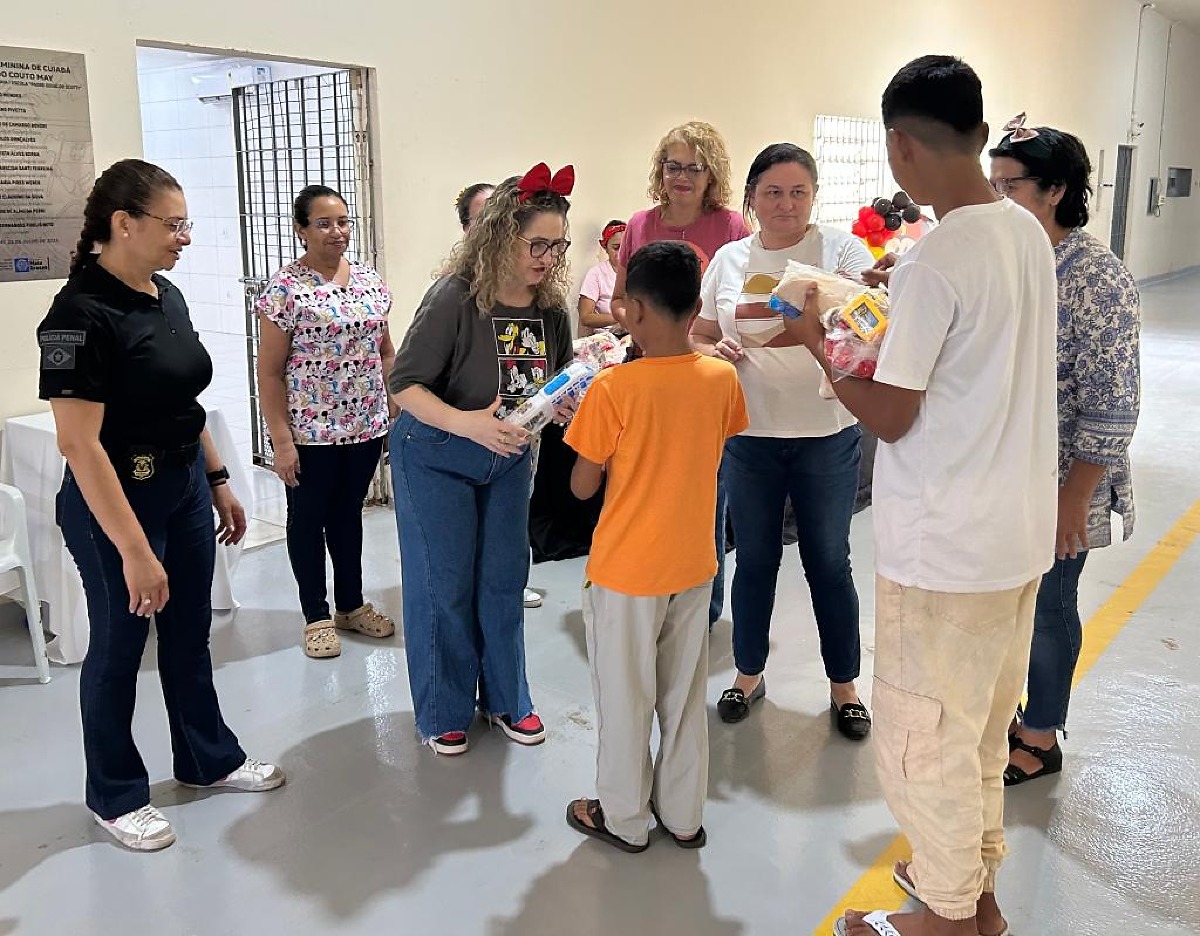 Ação especial reúne crianças e mães presas em Cuiabá