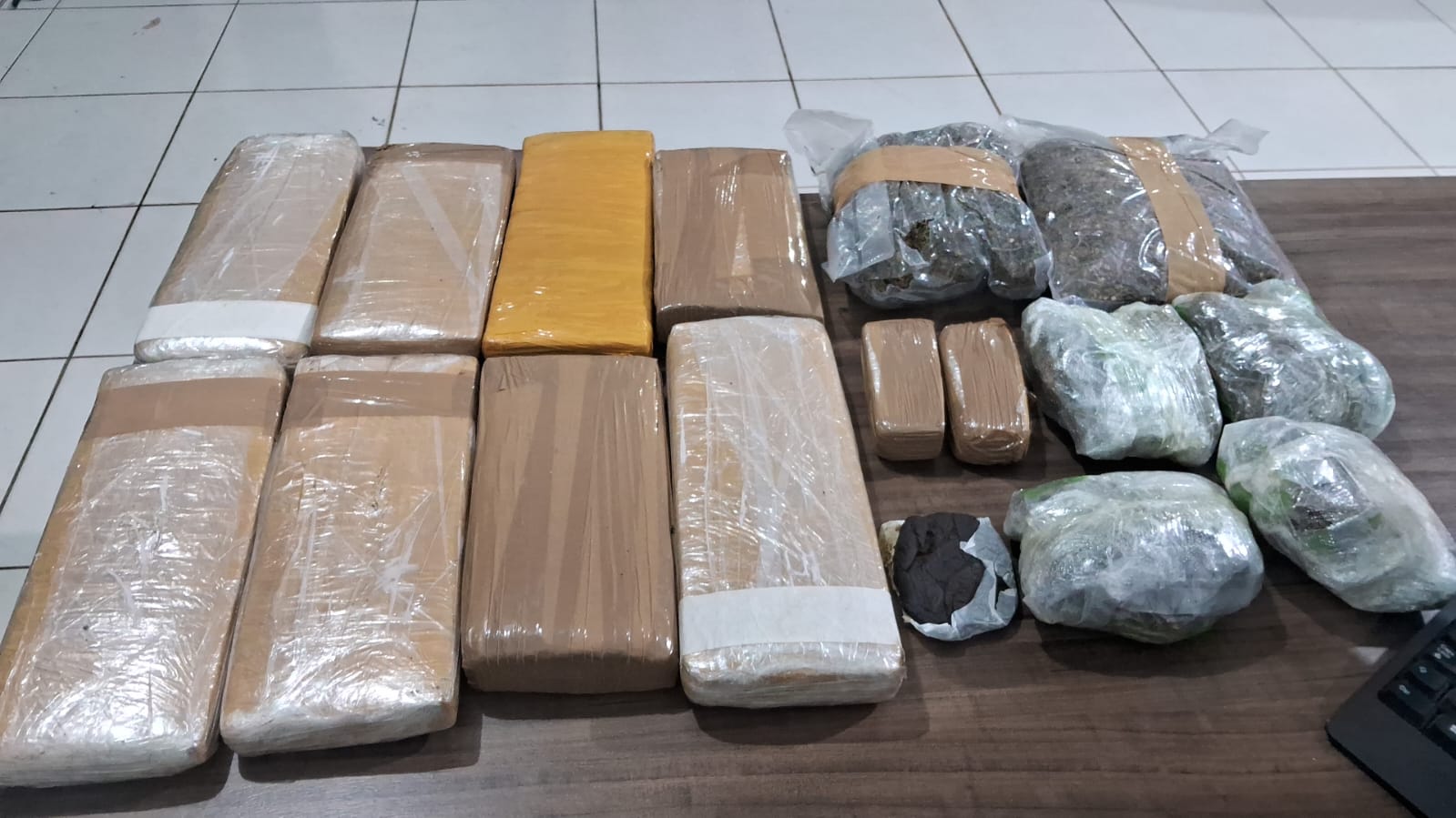 Adolescente é detida com 10kg de drogas em Primavera
