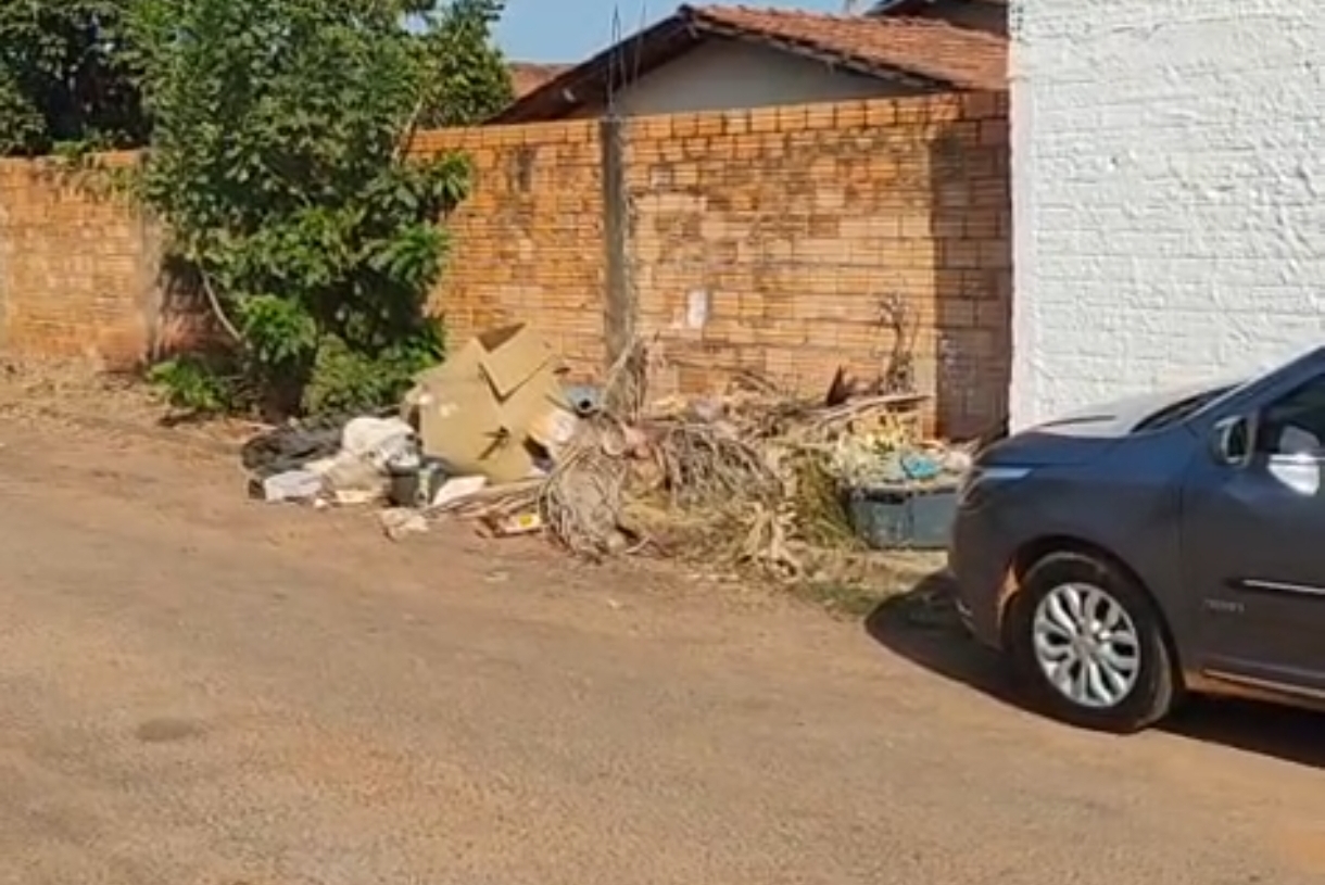 Alerta de descarte irregular de entulho em Aragarças