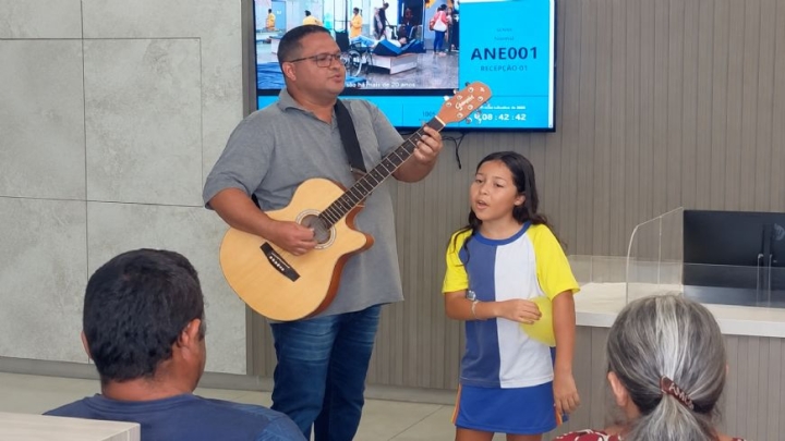 Alunos levam música e esperança a pacientes em Cáceres
