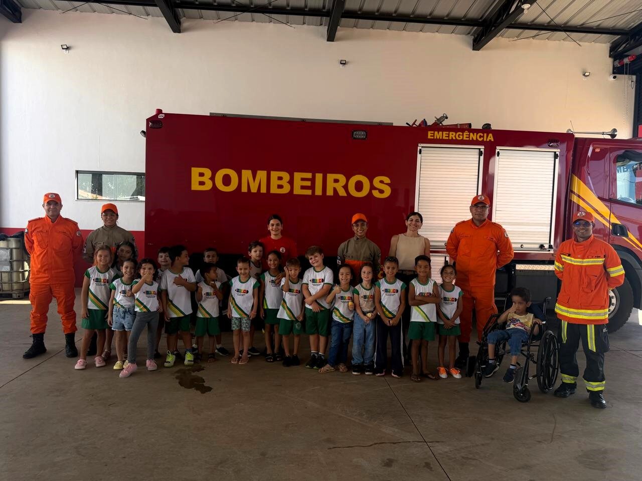 Alunos mirins visitam quartel de bombeiros em Querência