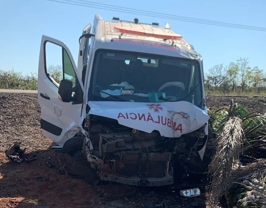 Ambulância bate em carro e gestante dá à luz em Cuiabá