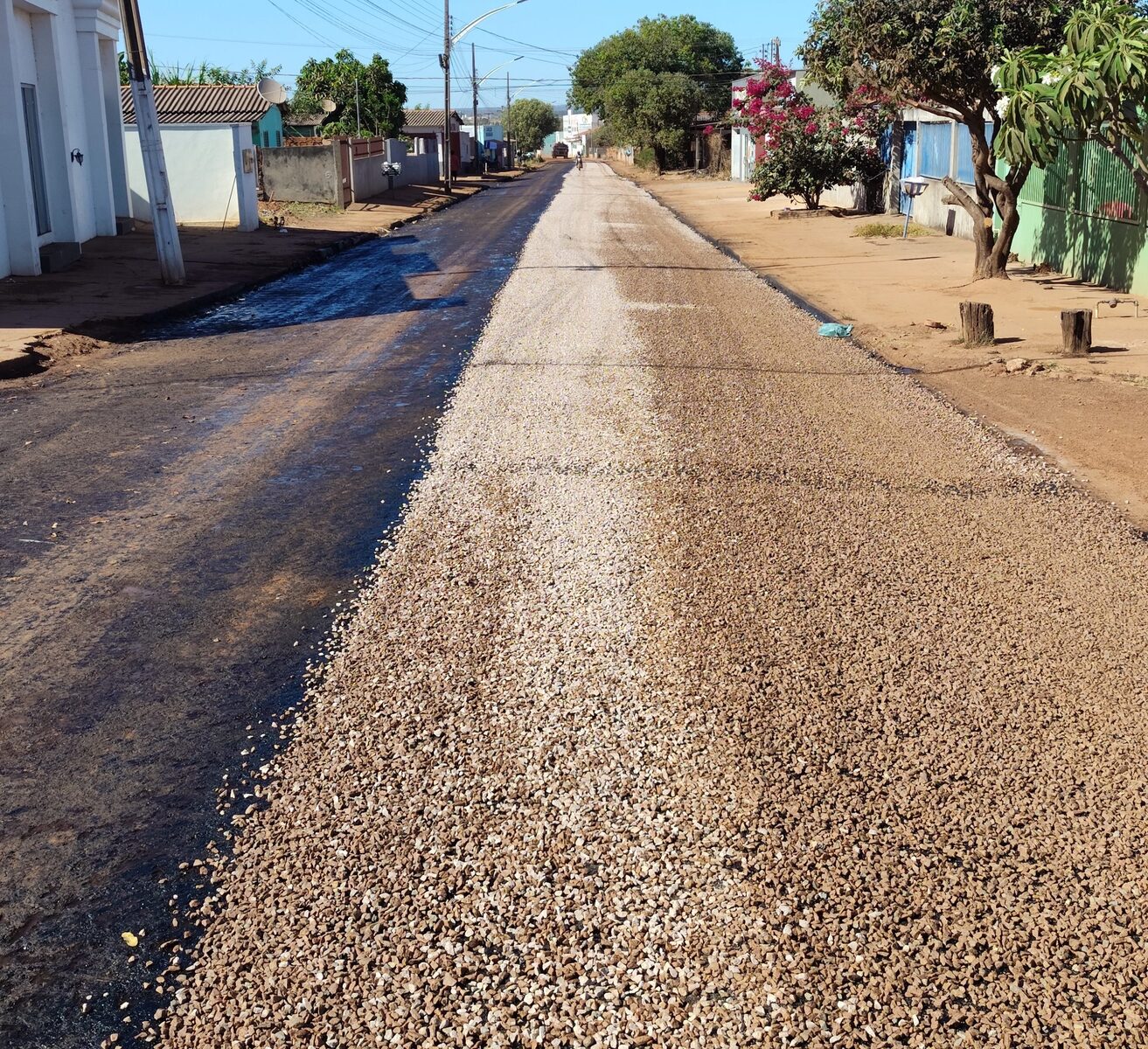 Asfalto novo avança na Travessa Campos em Paranatinga