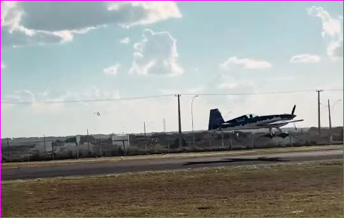 Aviões fazem acrobacias e chamam atenção em Primavera
