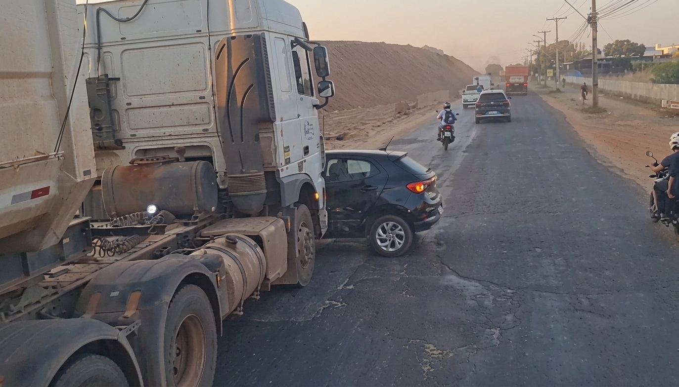 Batida entre caminhão e carro mobiliza equipes na BR-163 em Sinop
