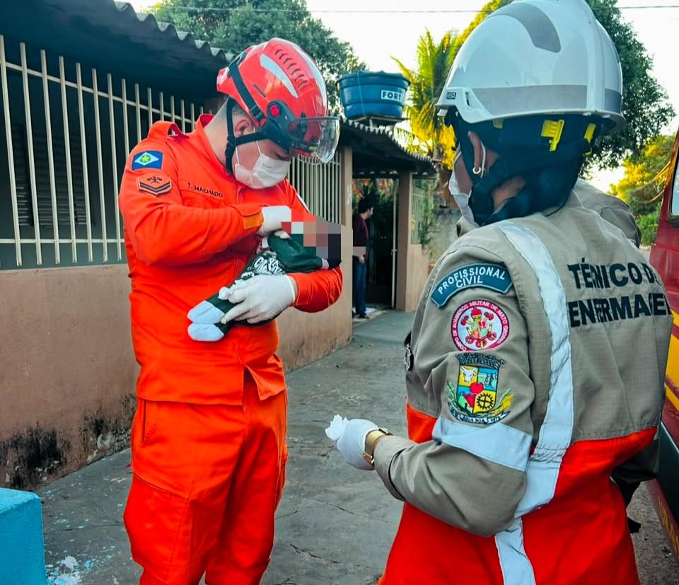 Bebê de 10 dias é salvo após engasgo em Água Boa