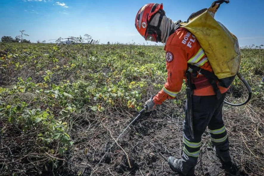 Bombeiros combatem incêndio em fazenda de Chapada dos Guimarães