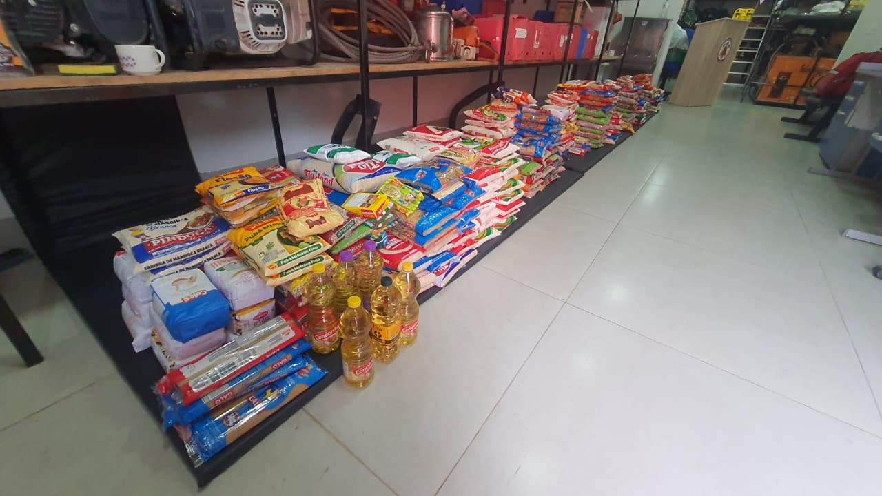 Bombeiros de Alta Floresta entregam alimentos em Alta Floresta