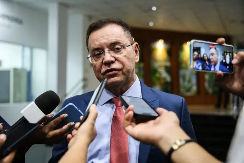 Botelho ironiza Medeiros e diz que rival teme força política em MT