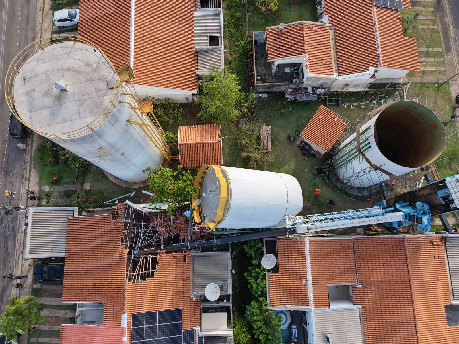Caminhão-guindaste tomba e atinge casas em Cuiabá, MT