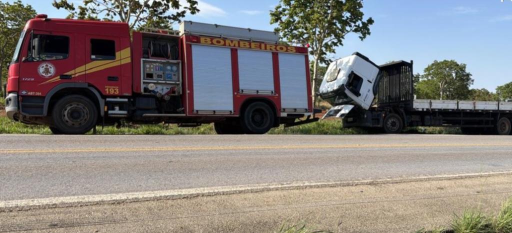Caminhão pega fogo na BR-070 em Cáceres, MT
