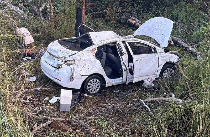 Capotamento na BR-070 deixa família ferida