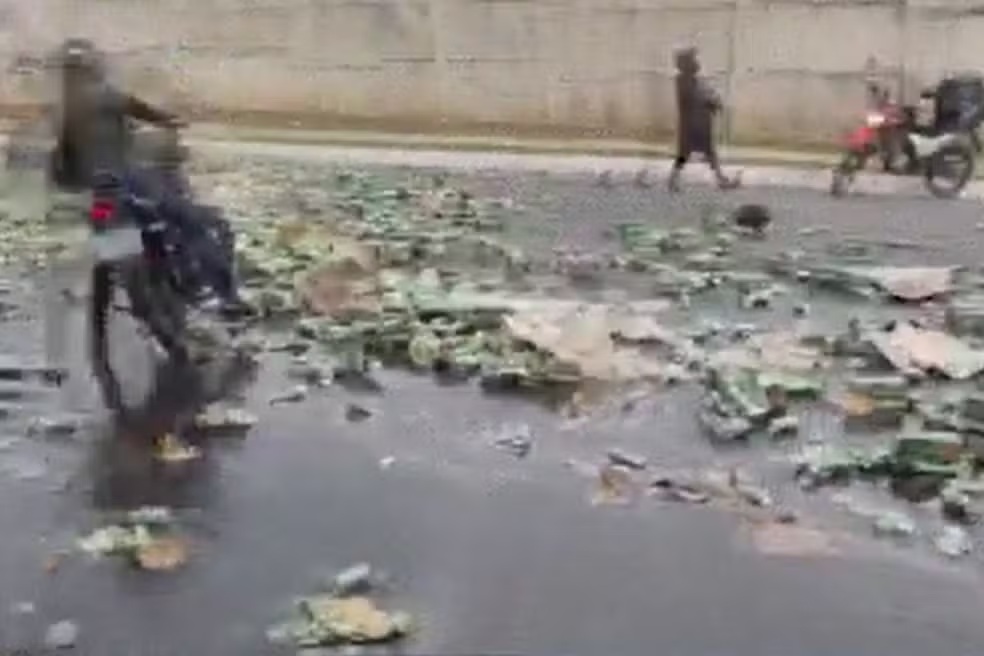 Carga de cerveja cai de caminhão e é saqueada em Mato Grosso