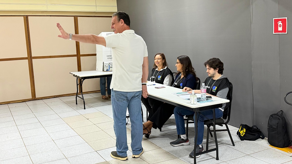 Carlos Fávaro vota em MT e demonstra confiança na reeleição