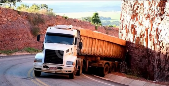 Carreta atravessada exige atenção na MT-471