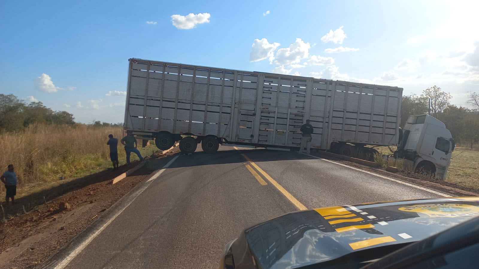 Carreta bloqueia a BR-158 na Serra da Califórnia em Água Boa