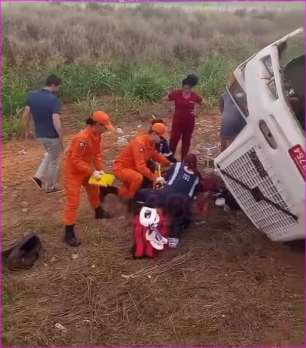 Carreta com água mineral tomba na BR-070 em Primavera