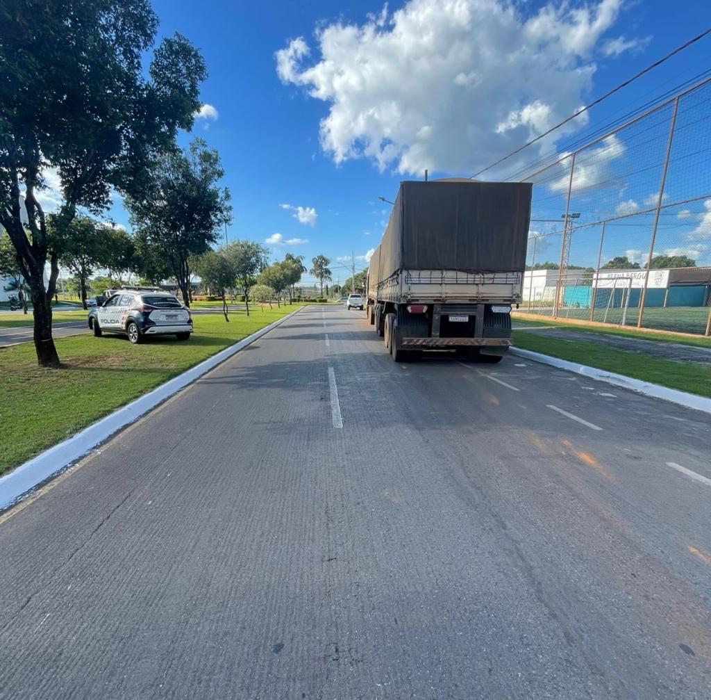 Carreta com carga de soja furtada é recuperada pela PM e PRF em Nova Mutum