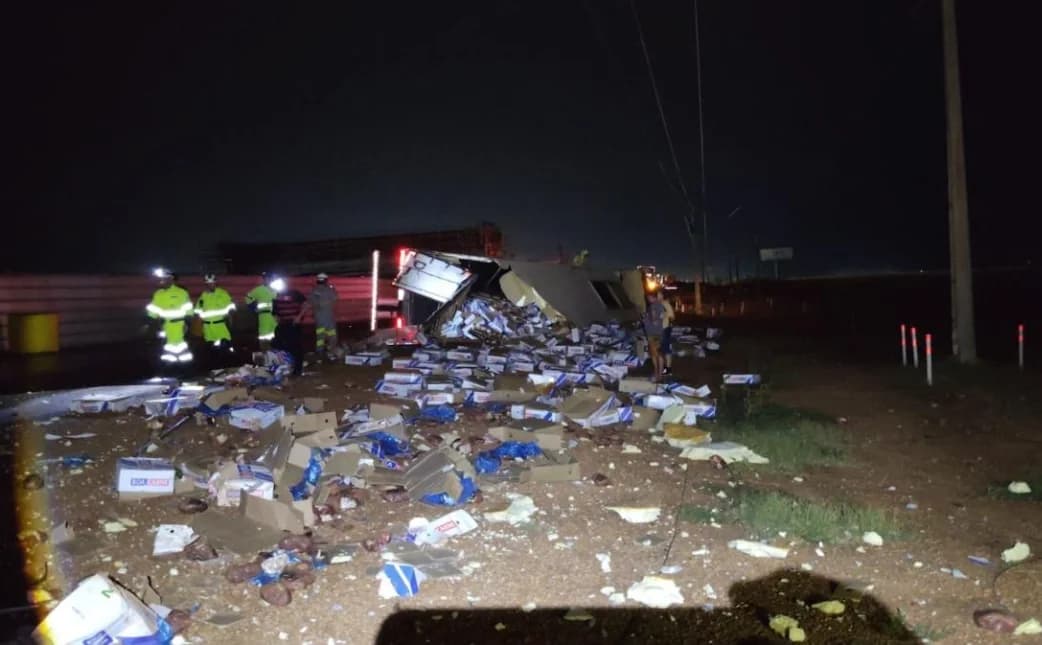 Carreta com carne tomba na BR-163 em Sorriso e carga é saqueada