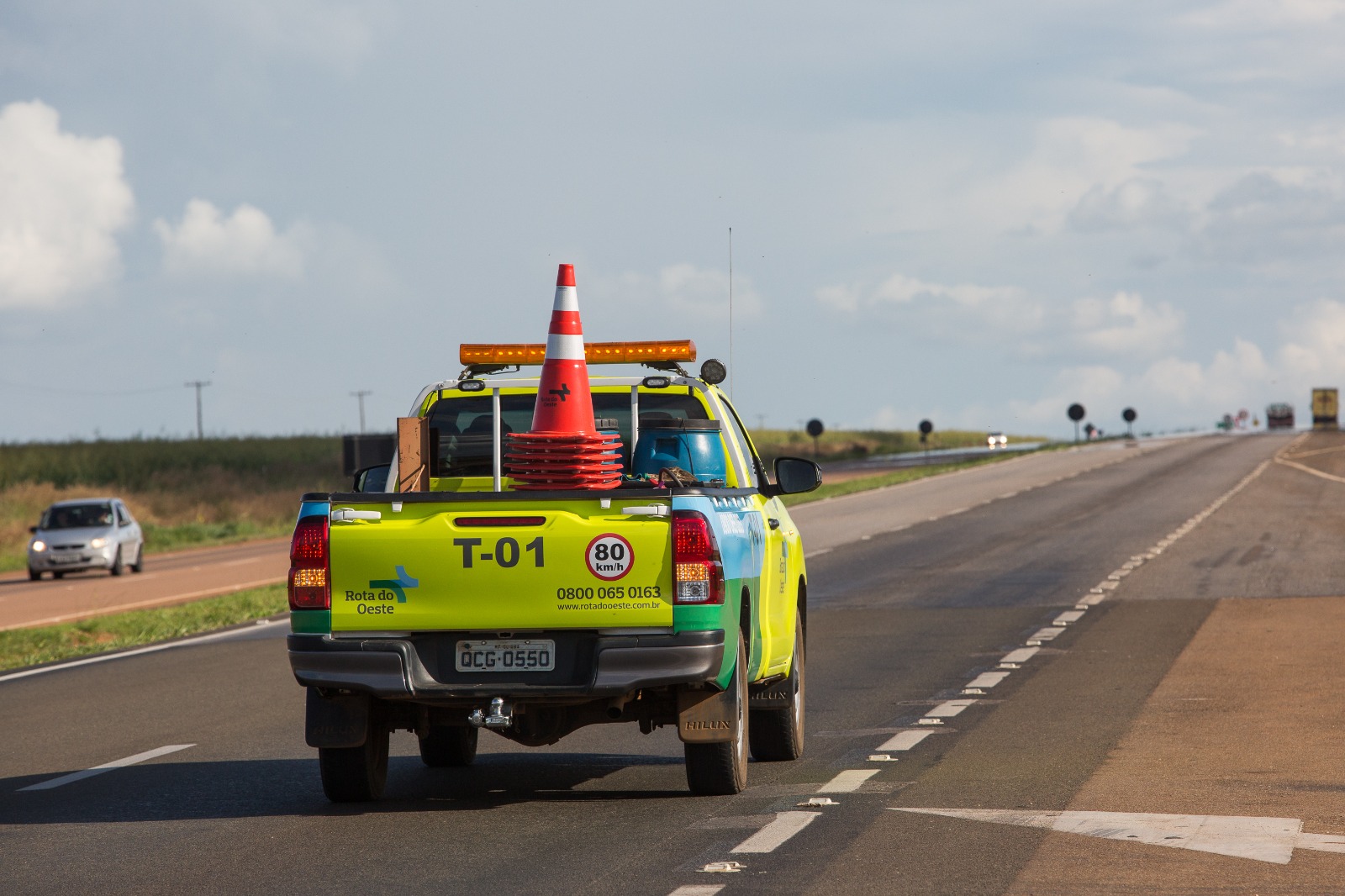 Carreta com gasolina tomba e bloqueia a BR-364 em MT
