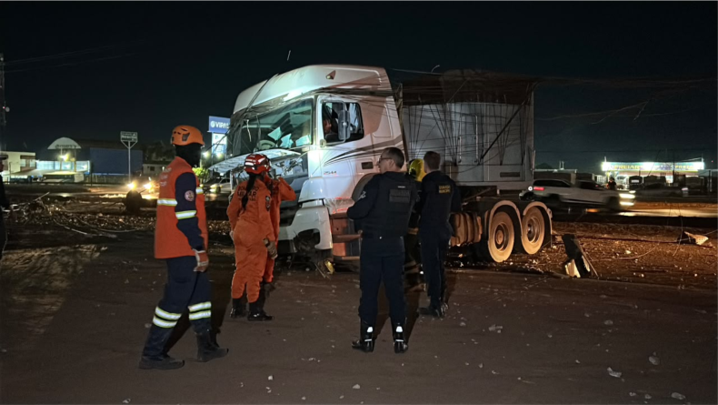 Carreta desvia de carro, derruba poste e bloqueia via em Sorriso