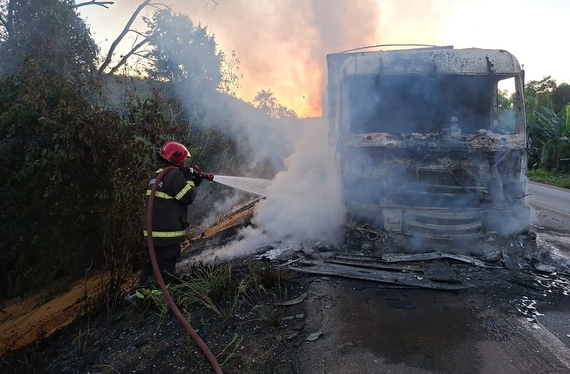 Carreta pega fogo na BR-070 após falha mecânica em Cáceres