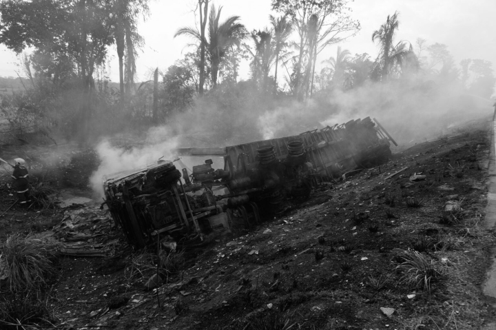 Carreta tomba, incendeia e destrói carga na BR-174 em Mato Grosso
