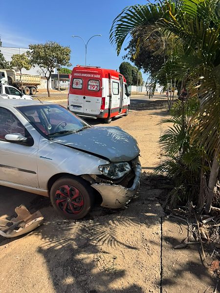 Carro bate em árvore e mobiliza resgate em Primavera