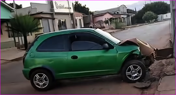 Carro bate em poste e é abandonado em avenida de Paranatinga (MT)