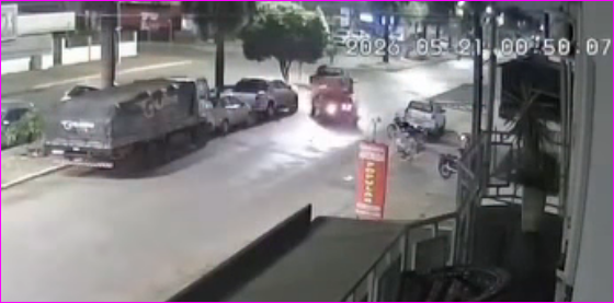 Carro em alta velocidade bate em veículos em Primavera