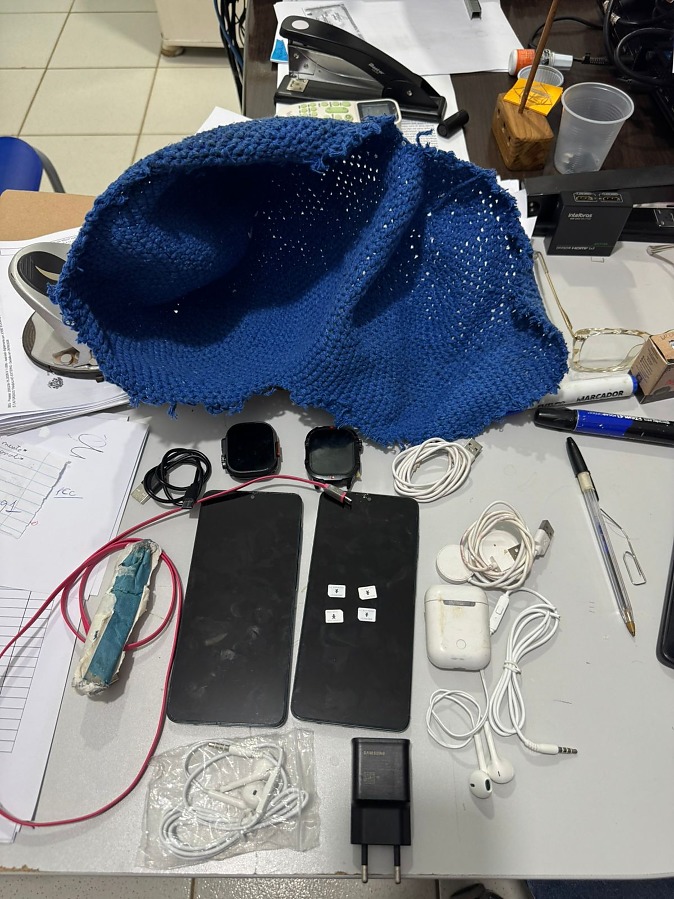 Celulares e eletrônicos escondidos em bola de futebol em MT