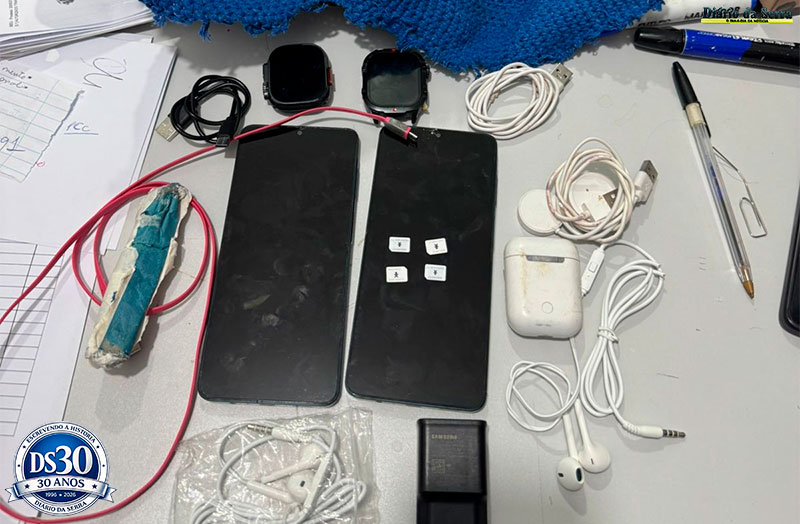 Celulares em bola de futebol são apreendidos em presídio