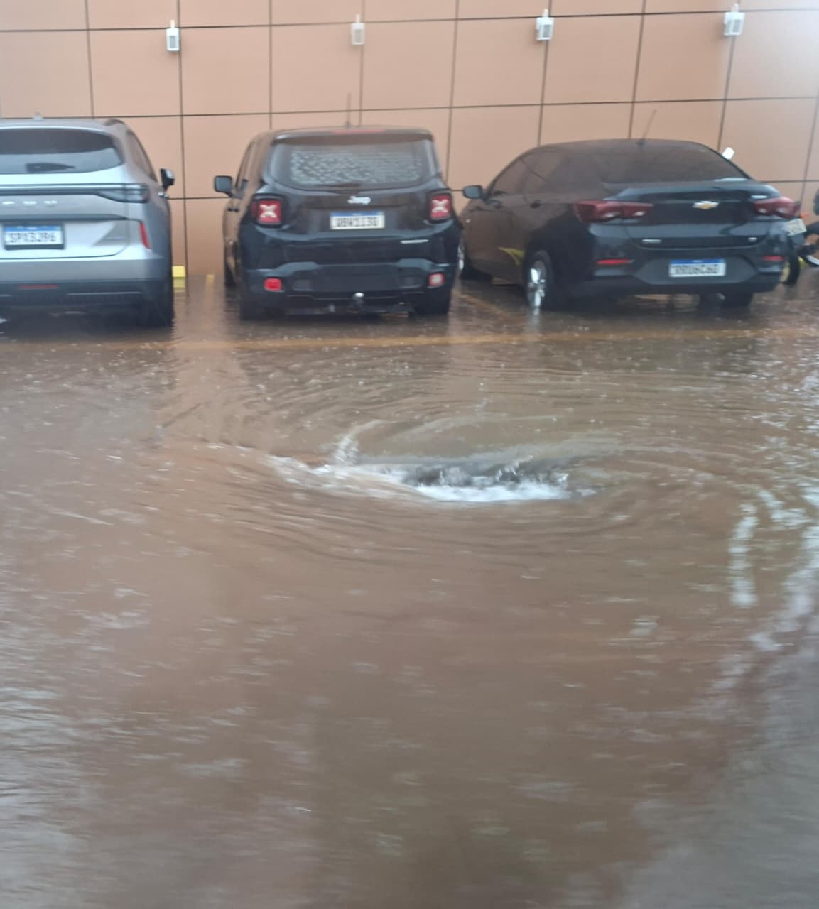 Chuva forte causa alagamentos em Primavera do Leste