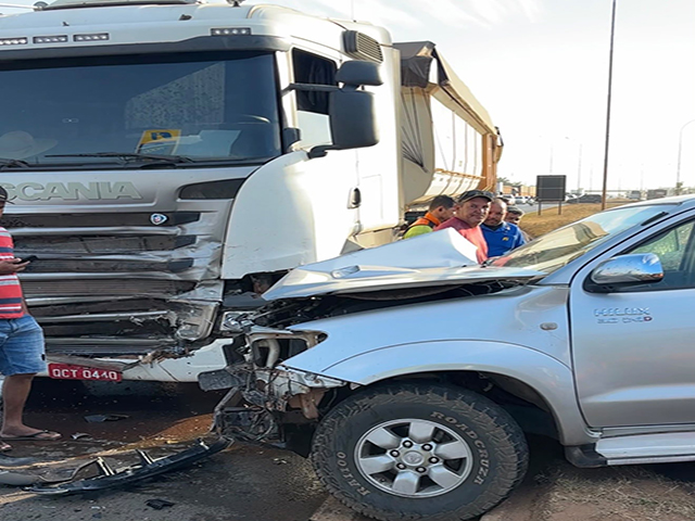 Colisão entre caminhonete e carreta deixa duas feridas em Sorriso