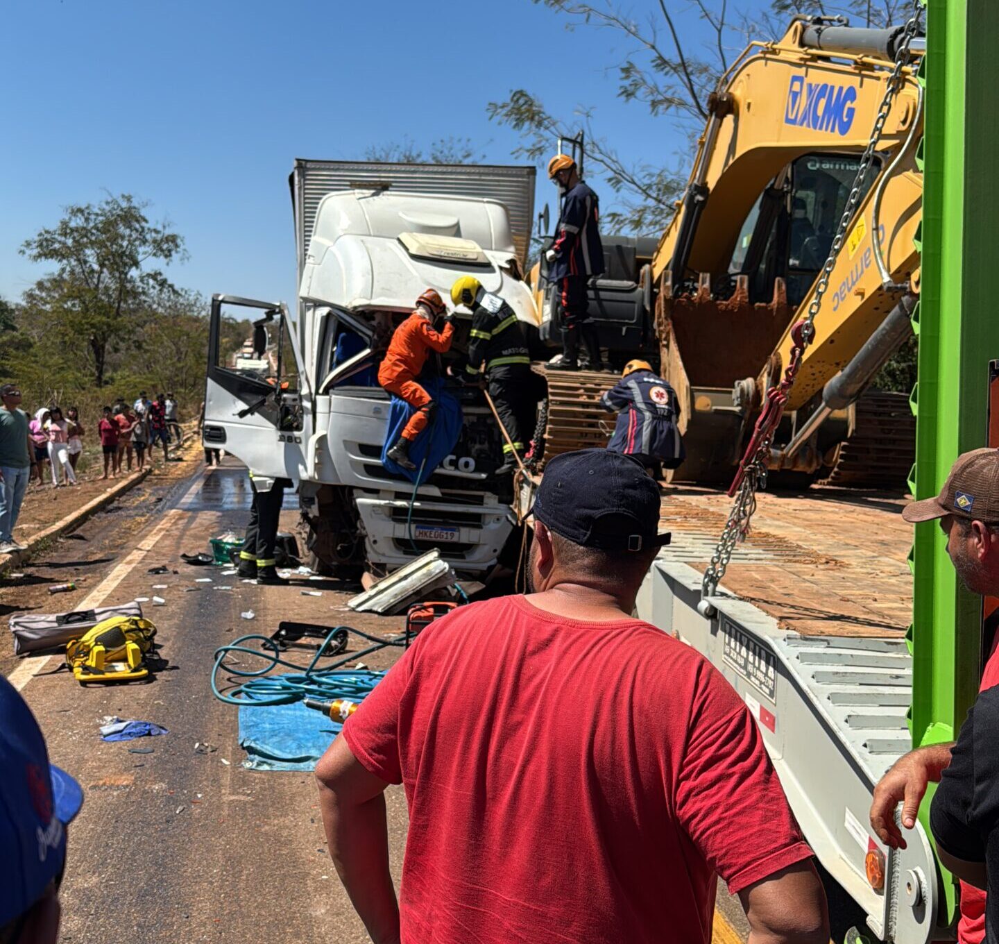 Colisão entre carretas na BR-070 deixa ferido preso às ferragens em MT