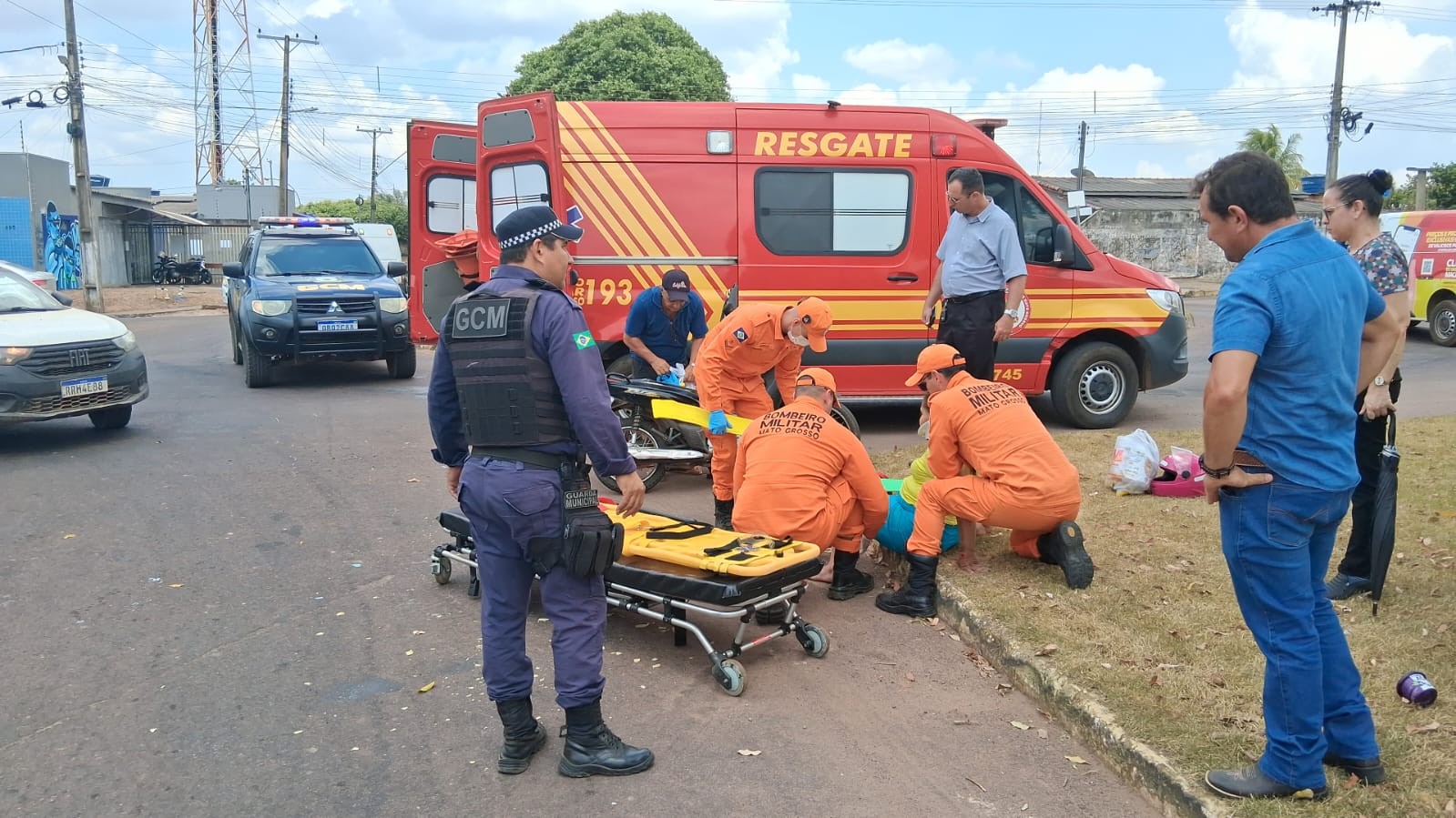 Colisão entre carro e moto deixa feridos em Colíder