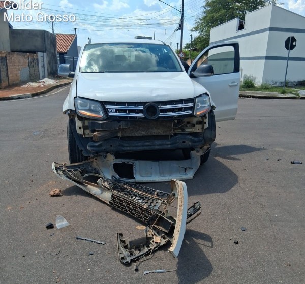 Colisão entre moto e caminhonete deixa ferida em Colíder