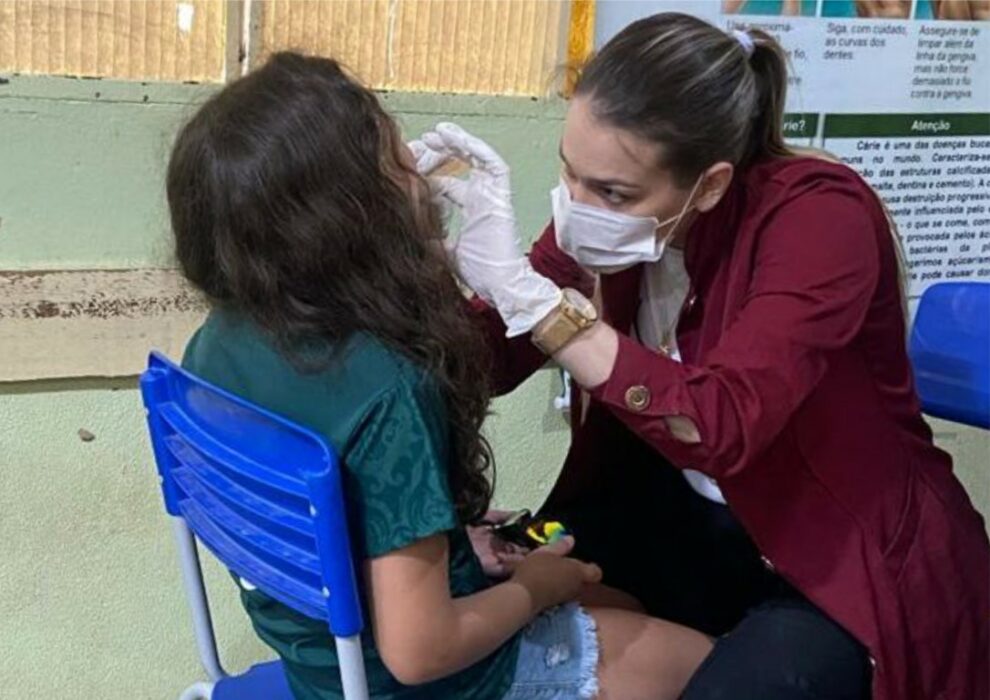 Crianças de 5 e 12 anos passam por exames bucais em Alta Floresta