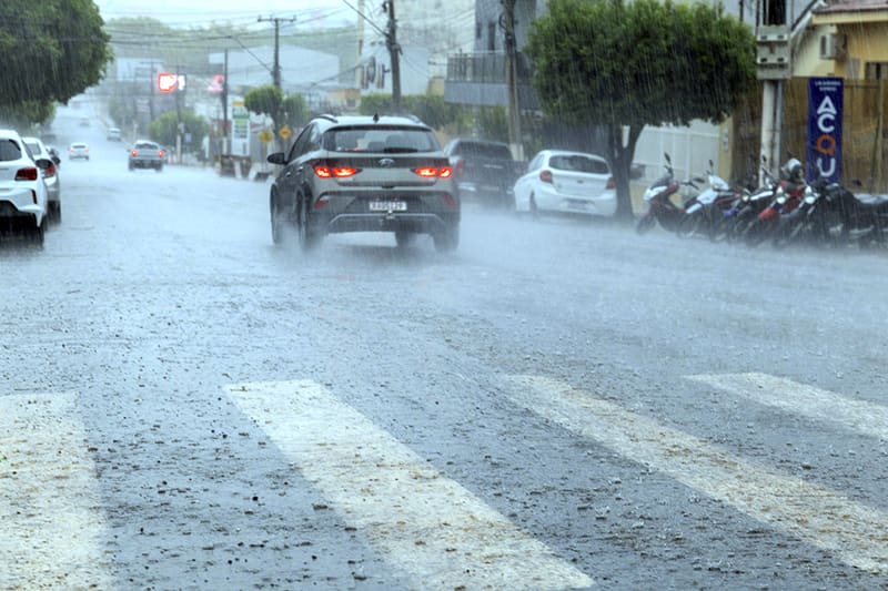 Cuiabá mobiliza equipes após alagamentos causados por chuva