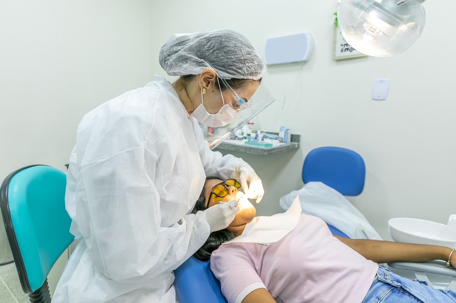 Cuiabá realiza mutirão de saúde bucal para mulheres no Outubro Rosa