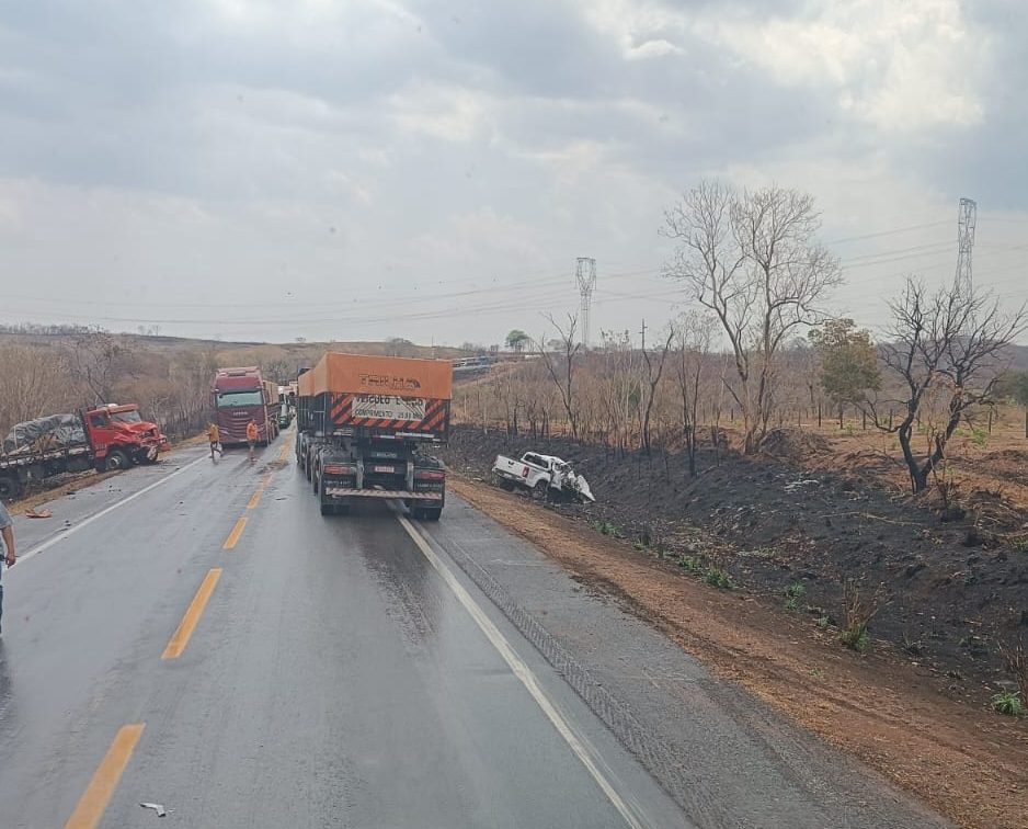 Duas mortes em colisão entre caminhonete e caminhão na BR-364 em MT