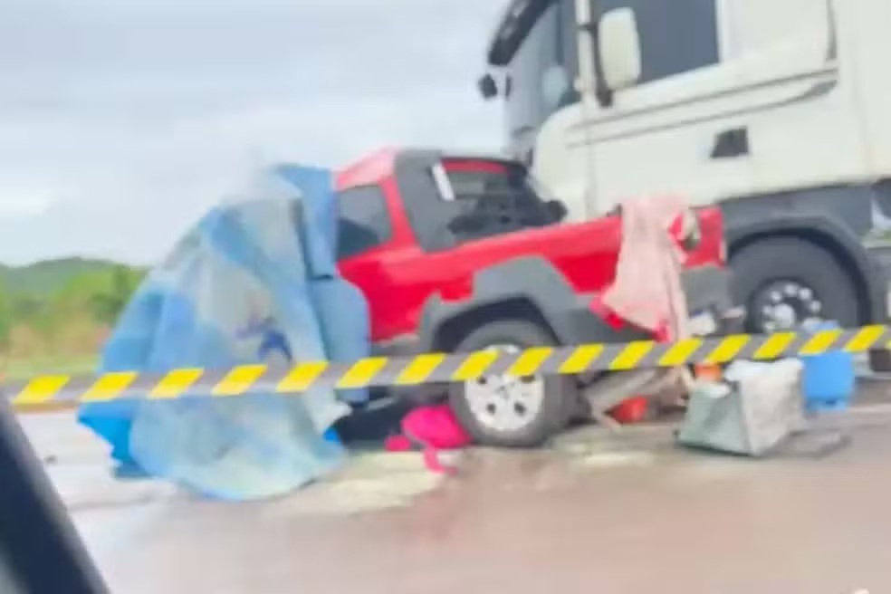 Duas mortes em colisão frontal entre utilitário e carreta na BR-364