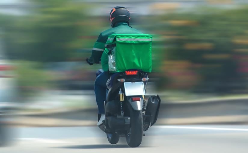 Entregador escapa de assalto e evita roubo de moto em Primavera