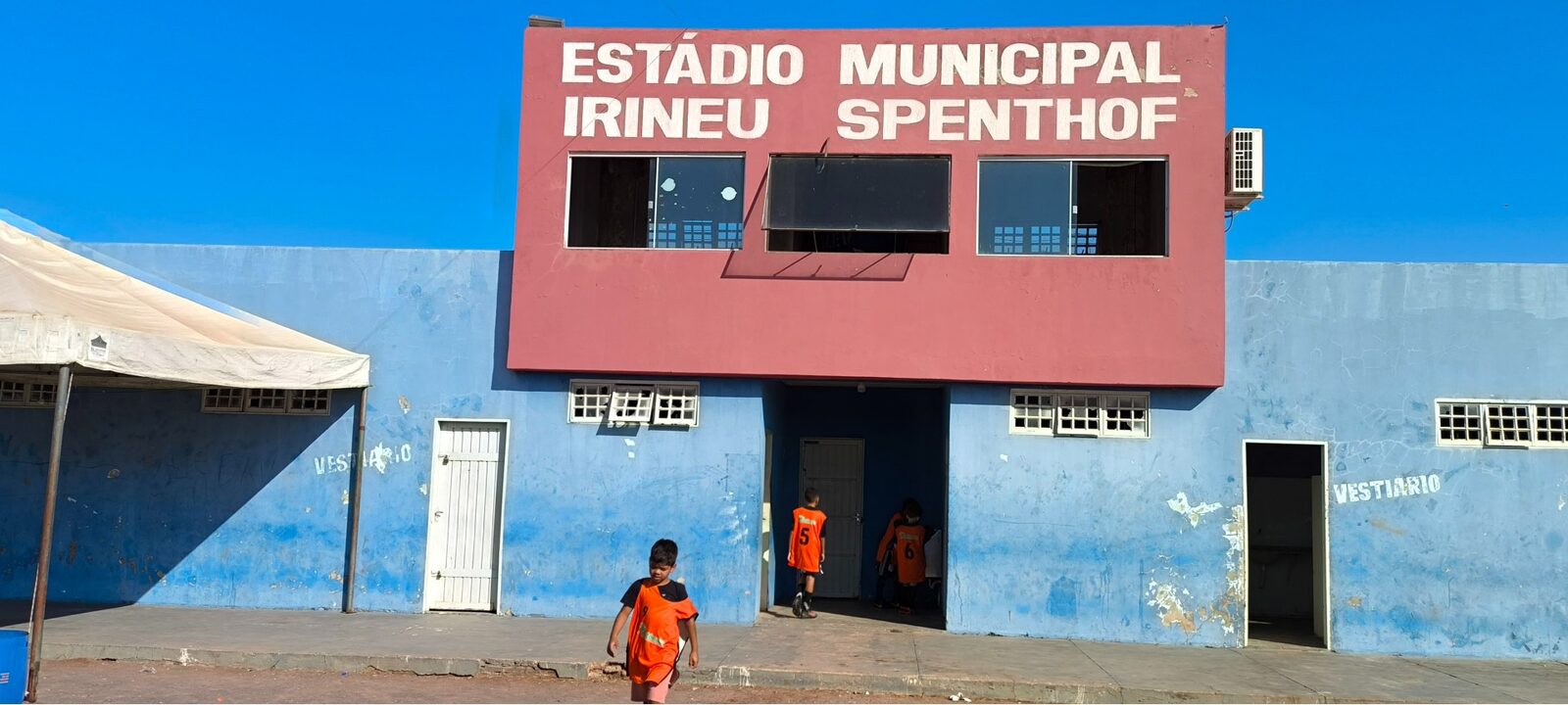 Estádio em Água Boa ganha muro e reformas