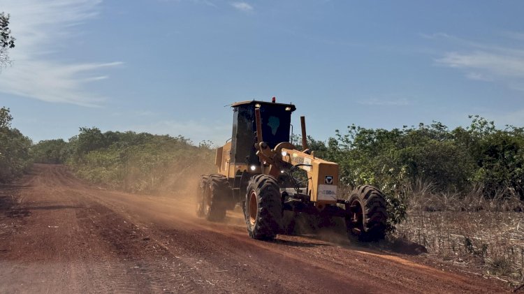 Estradas rurais recebem patrolamento para melhorar tráfego em Canarana MT