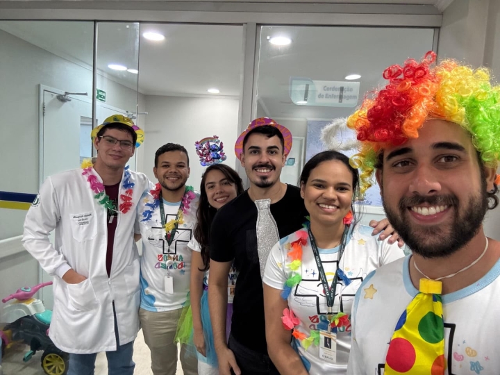 Estudantes de medicina levam música e arte a hospital em Cáceres