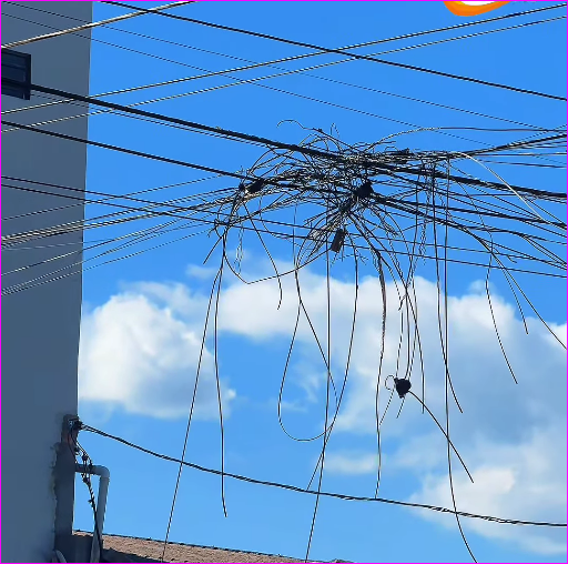 Fiação solta preocupa moradores e comerciantes no bairro Castelândia