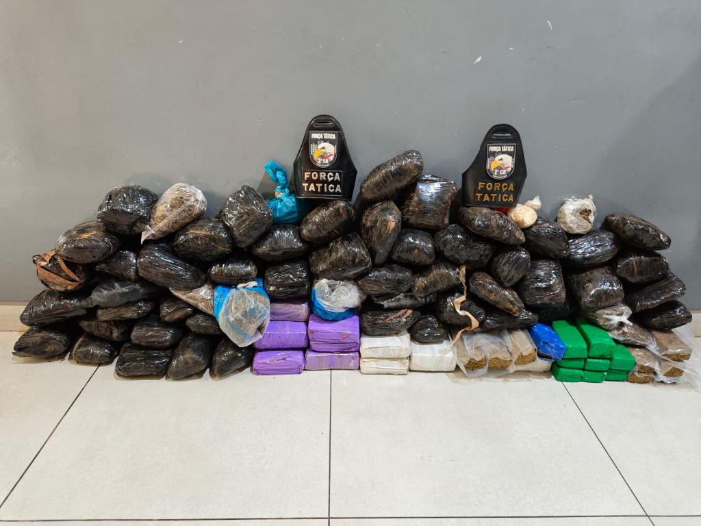 Foragido troca tiros com PM e deixa 85 tabletes de maconha em MT